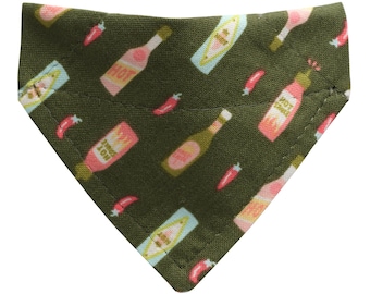 Bandana para gatos - "Demasiado picante para manipular" - Bandana con estampado de salsa picante para gatos y perros pequeños / Estampado de picante, pimienta y comida / Bandana para el cuello