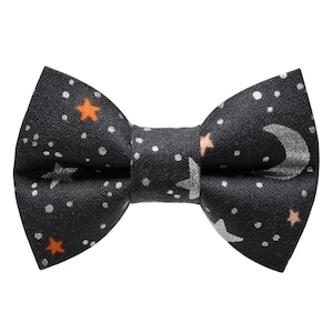Papillon per gatti - "The Spaced Out" - Papillon spaziale di Halloween per collare per gatti / Fucile Tessuto di carta Luna + Stelle / Papillon per gatti, gattini + cani di piccola taglia
