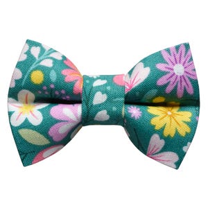 Pajarita para gato - &quot;The April Showers&quot; - Estampado floral para collar de gato / Verde azulado, pastel, flores de primavera / Pajarita para gato, gatito y perro pequeño