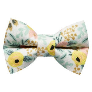 Cat Bow Tie - &quot;The Muse&quot; - Estampado floral de papel de rifle