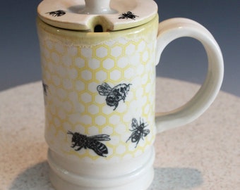 Handmade Ceramic Cup with Lid Bee and Honeycomb Coffee Mug 22 Ounces