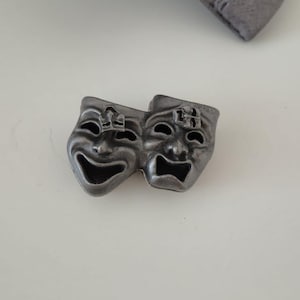 Set di gioielli vintage in peltro di Torino, maschera da commedia e tragedia – spilla 3 in 1, orecchini e portagioie – design maschera teatrale – anni &#39;70