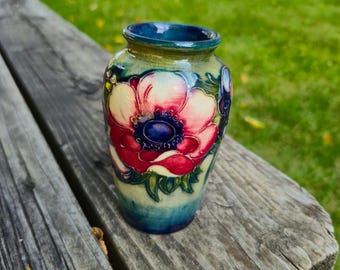 Mid-Century Moorcroft Pottery Vase: Handgemaltes Anemonen Blumenmuster Englische Sammlerstück signierte Keramikkunst