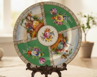 Piatto Epiag di Dresda, stile antico, raffigurante una coppia di innamorati, con decorazioni floreali verdi e dorate dipinte a mano.