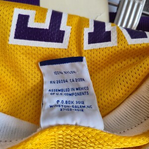 Set da basket vintage Shaquille O’Neal dei Lakers, completo Champion, pantaloncini NBA Deadstock, streetwear, estetica Gorpcore, kit da basket Y2K. immagine 13