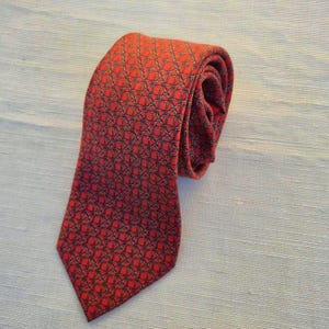 Vtg classic Hermès Tie in Deep Warm Red Silk with geometric lattice pattern, Made in Paris,Classic Luxury Men Accessory, US TARIFFS PREPAID