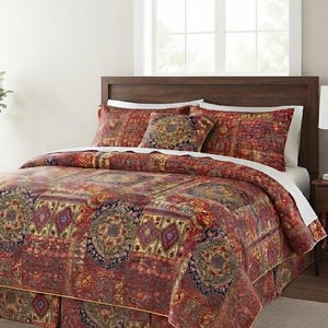 Può includere: Un set da letto con design patchwork caratterizzato da intricati medaglioni circolari e motivi geometrici nelle tonalità del rosso scuro, oro e blu navy. Il set include un piumino, federe abbinate e una balza per letto.