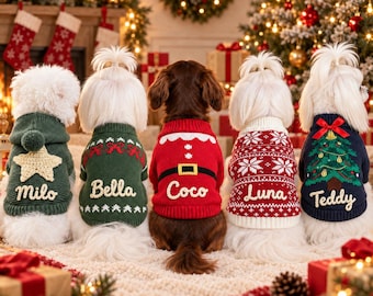 Puede incluir: Cinco perros con suéteres de punto personalizados sentados en fila. Los suéteres presentan diseños festivos que incluyen una estrella, un árbol de Navidad y patrones de copos de nieve, con los nombres Milo, Bella, Coco, Luna y Teddy bordados.