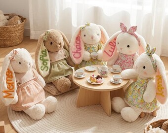 Conejito de peluche personalizado / Conejo con nombre bordado a medida / Regalo para el primer cumpleaños de una niña / Muñeca con vestido floral estilo cottagecore