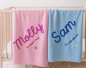 Manta de punto personalizada para bebé / Manta afgana con nombre personalizado para niño pequeño / Decoración de estilo cottagecore para la habitación del bebé / Idea de regalo para baby shower de recién nacido