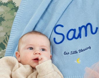 Manta de punto personalizada para bebé / Manta afgana con nombre personalizado para niño pequeño / Decoración de estilo cottagecore para la habitación del bebé / Idea de regalo para baby shower de recién nacido