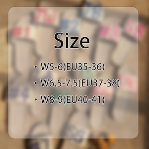 K&ouml;nnte beinhalten: Eine Gr&ouml;&szlig;entabelle mit der &Uuml;berschrift Size, die drei Bereiche auflistet: W5-6 (EU35-36), W6.5-7.5 (EU37-38) und W8-9 (EU40-41). Der Text ist in schwarzer Schrift auf einem halbtransparenten hellgrauen Hintergrund dargestellt.