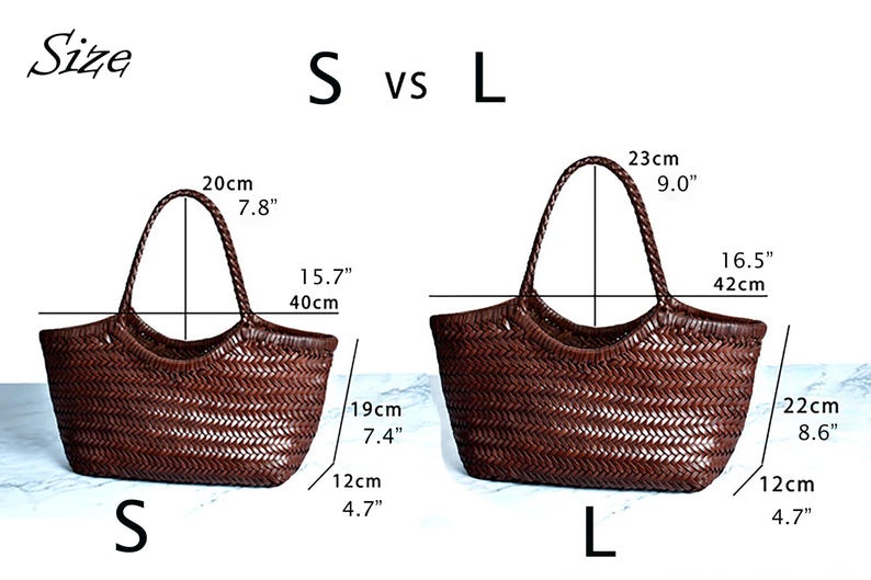 K&ouml;nnte beinhalten: Zwei geflochtene braune Leder-Tragetaschen, beschriftet mit S und L, mit Gr&ouml;&szlig;envergleichen. Die S-Tasche ist 19 cm hoch, 40 cm breit und 12 cm tief. Die L-Tasche ist 22 cm hoch, 42 cm breit und 12 cm tief.