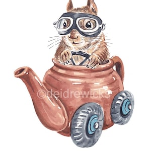 以下が含まれることがあります： ゴーグルをかけたリスがティーポットカーを運転している水彩イラスト。ティーポットは茶色で、グレーと青の車輪が付いています。リスは茶色と白で、黒いハンドルを持っています。