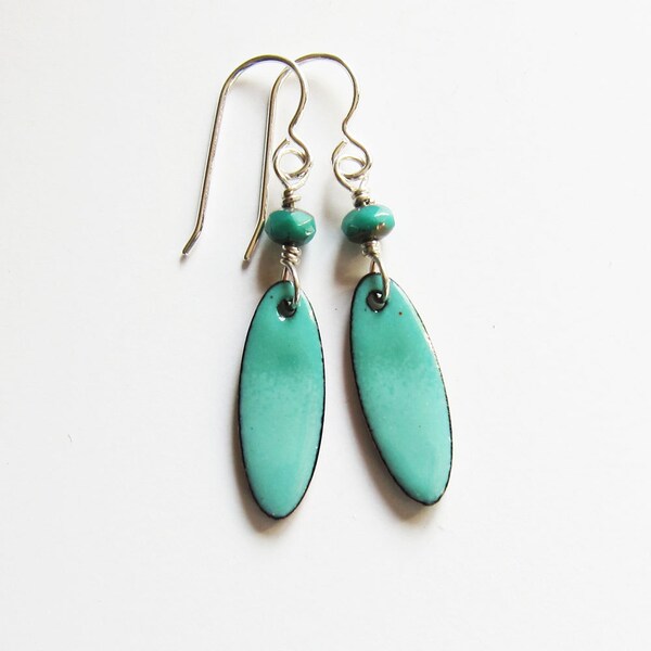 Zierliche Aqua green Ohrringe kleine Türkis Emaille-Tropfen, die Handwerker aus emailliertem Kupfer Schmuck, die zierliche leicht minimalistisch baumelt