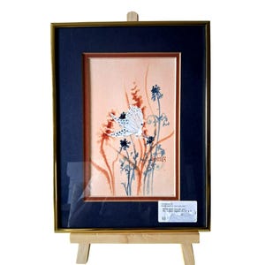 Vintage weiße Motte Acryl und Tuschemalerei von Jan Metzler im goldenen Rahmen