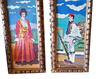 Vintage-Stickereien mit traditionell gekleideten Männern und Frauen, vergoldete Holzrahmen, 2er-Set