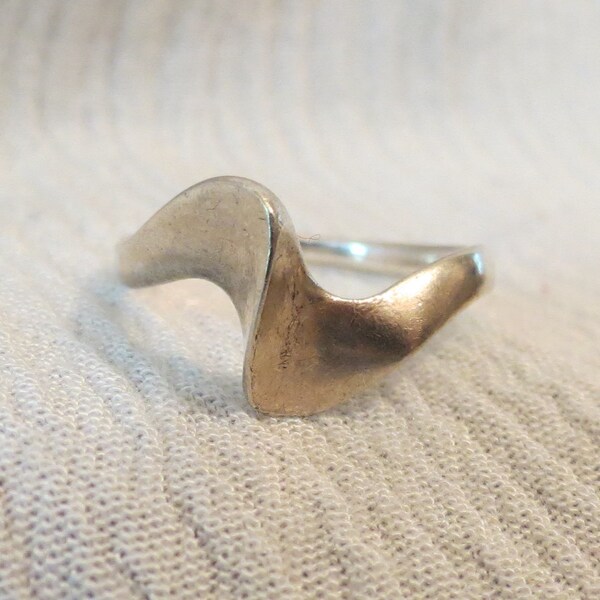 Anello in argento Sterling Wave nastro SZ 8