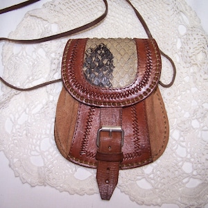 Bolso pequeño de cuero vintage hecho a mano con detalles de piel de serpiente, estilo boho hippie de los años 70 de Bolivia
