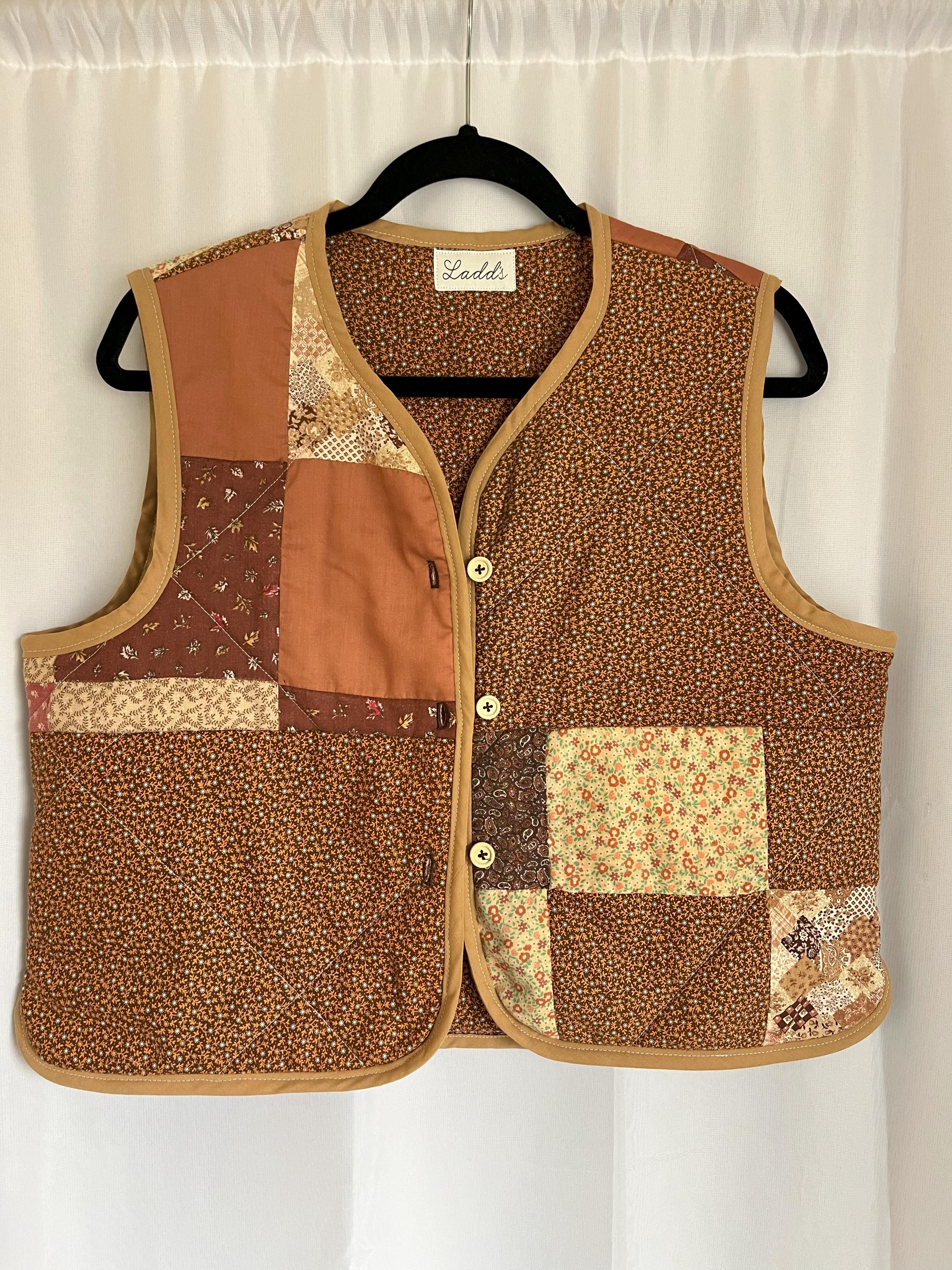 新品　タグ付　KHOKI Hand patchwork quilted vest Brand New with Tags KHOKI Hand Patchwork Quilted Vest Vest