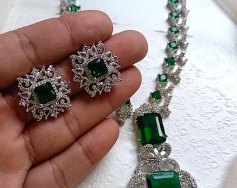 Conjunto de joyas nupciales verde esmeralda / Collar y pendientes de cristal plateado / Anillo de circonita cúbica