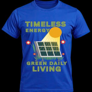 Puede incluir: Una camiseta azul real con un gráfico de un panel solar bajo un sol amarillo, rodeado de hierba verde y flores rojas. El texto TIMELESS ENERGY aparece arriba y GREEN DAILY LIVING abajo en letras de color amarillo.