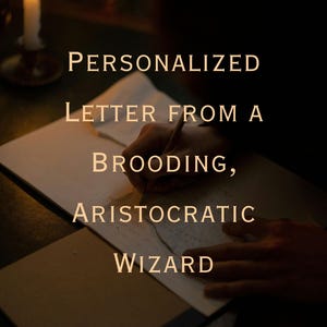 Puede incluir: Escena iluminada con velas con el texto "PERSONALIZED LETTER FROM A BROODING, ARISTOCRATIC WIZARD." Una mano escribe en papel, con un cuaderno y una vela encendida en el fondo.