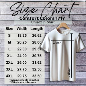 Puede incluir: Una camiseta unisex blanca Comfort Colors 1717 en una percha de madera. La imagen incluye una tabla de tallas con medidas en pulgadas para las tallas S a 4XL. La tabla muestra el ancho y el largo de las camisetas, con una tolerancia de talla de 1,5 pulgadas.