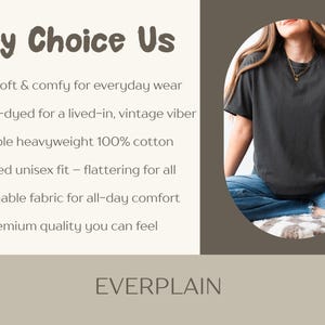 Puede incluir: Una camiseta gris oscuro con el texto "Why Choice Us" y vi&ntilde;etas que describen las caracter&iacute;sticas de la camiseta. La camiseta la lleva una persona con vaqueros azules. La marca "EVERPLAIN" est&aacute; en la parte inferior.