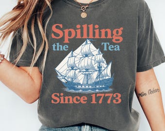 Camiseta "Derramando el té desde 1773": Camiseta patriótica con colores cómodos del 4 de julio