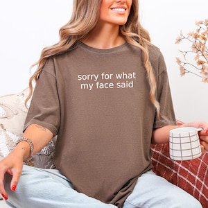 「ごめんなさい」シャツ、Comfort Colors®グラフィックTシャツ、ユーモアのあるムードTシャツ、皮肉な安息の顔シャツ、彼女へのギフト