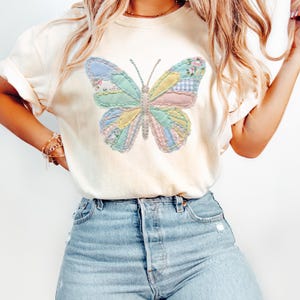 Comfort Colors faux patchwork vlindershirt, lente bloemen grafisch T-shirt