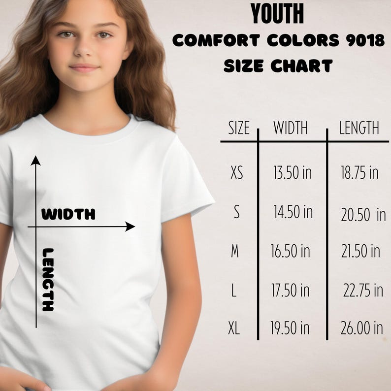 Puede incluir: Una camiseta blanca con una tabla de tallas para j&oacute;venes Comfort Colors 9018. La tabla enumera las tallas XS a XL, con medidas de ancho y largo en pulgadas. Una persona joven lleva la camiseta.