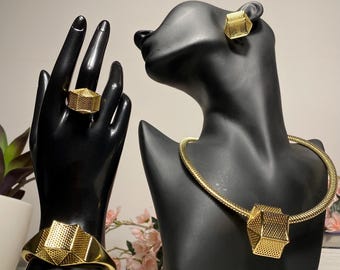 Conjunto de joyería geométrica dorada - Diseño de pirámide 3D - Collar, pulsera, anillo y pendientes con superficie de micro puntos - Alta costura nupcial africana