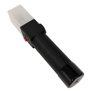 Op de afbeelding: Een zwart-witte zaklamp met een rode knop. De zaklamp heeft een heldere plastic lens en een zwarte rubberen eindkap.