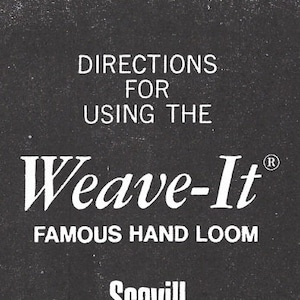 Könnte beinhalten: Schwarz-weiß Bild mit dem Text "DIRECTIONS FOR USING THE Weave-It FAMOUS HAND LOOM" und dem Scovill-Logo. Der weiße Text vor dunklem Hintergrund deutet auf Anweisungen für einen Webstuhl hin.