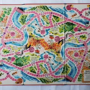 以下が含まれることがあります： 「レンジャーリックと大森林火災」と題されたヴィンテージボードゲーム。ゲーム盤は、曲がりくねった道、川、森のシーンが描かれたカラフルなイラストマップです。ゲームのテキストが画像に表示されています。