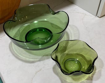 Vintage iconische ankerbak met avocadogroene glazen schaal en kleinere schaal met ruche
