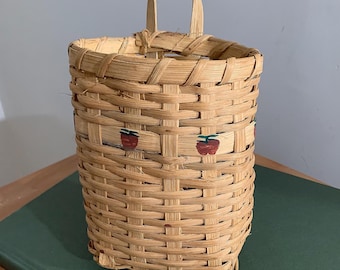 Vintage Wicker Wall Basket with Painted Apple Design – Cottagecore, Grandma Chic, Americana