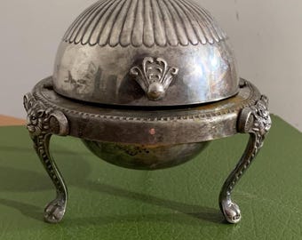 Mantequera o fuente para caviar antigua con tapa enrollable de la compañía F.B. Rogers Silver Company, de 1883.