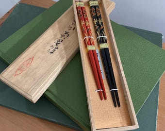 Set van gelakte eetstokjes in houten kist - handgeschilderd rood en zwart bloemdessin - Japans vintage