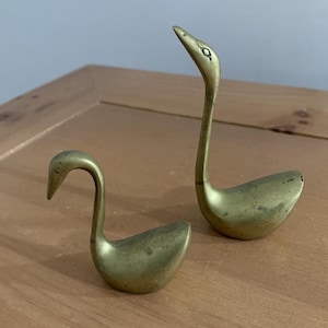 2 Vintage Brass Swan Figurines – Minimalist Mid Century Brass Birds, Hollywood Regency Home Decor Pair