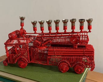 Vintage Menorah, rotes Draht-Feuerwehrauto