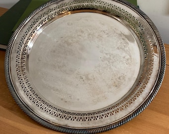 Bandeja de servir vintage de plata Wm Rogers, con borde de celosía y diseño floral grabado.