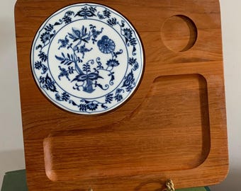 Tabla de quesos de madera de teca, cebolla azul vintage, bandeja de madera del Danubio azul