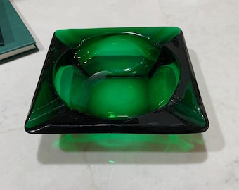 Cenicero antiguo de cristal verde esmeralda de Anchor Hocking