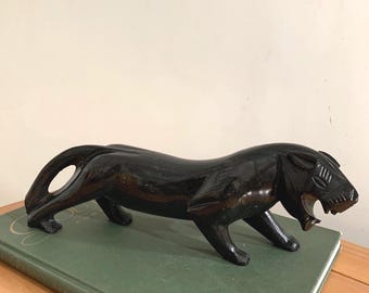 I BEFINTLIGT SKICK - Svart stenpanterskulptur, vintage handskuren djurfigur från mitten av århundradet