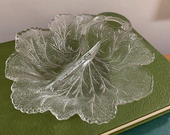 Glazen schaal met vintage koolblad verdeelde saus, snoep of sieraden