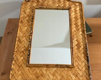 Specchio vintage in bambù screziato e canna a spina di pesce, circa anni '70.