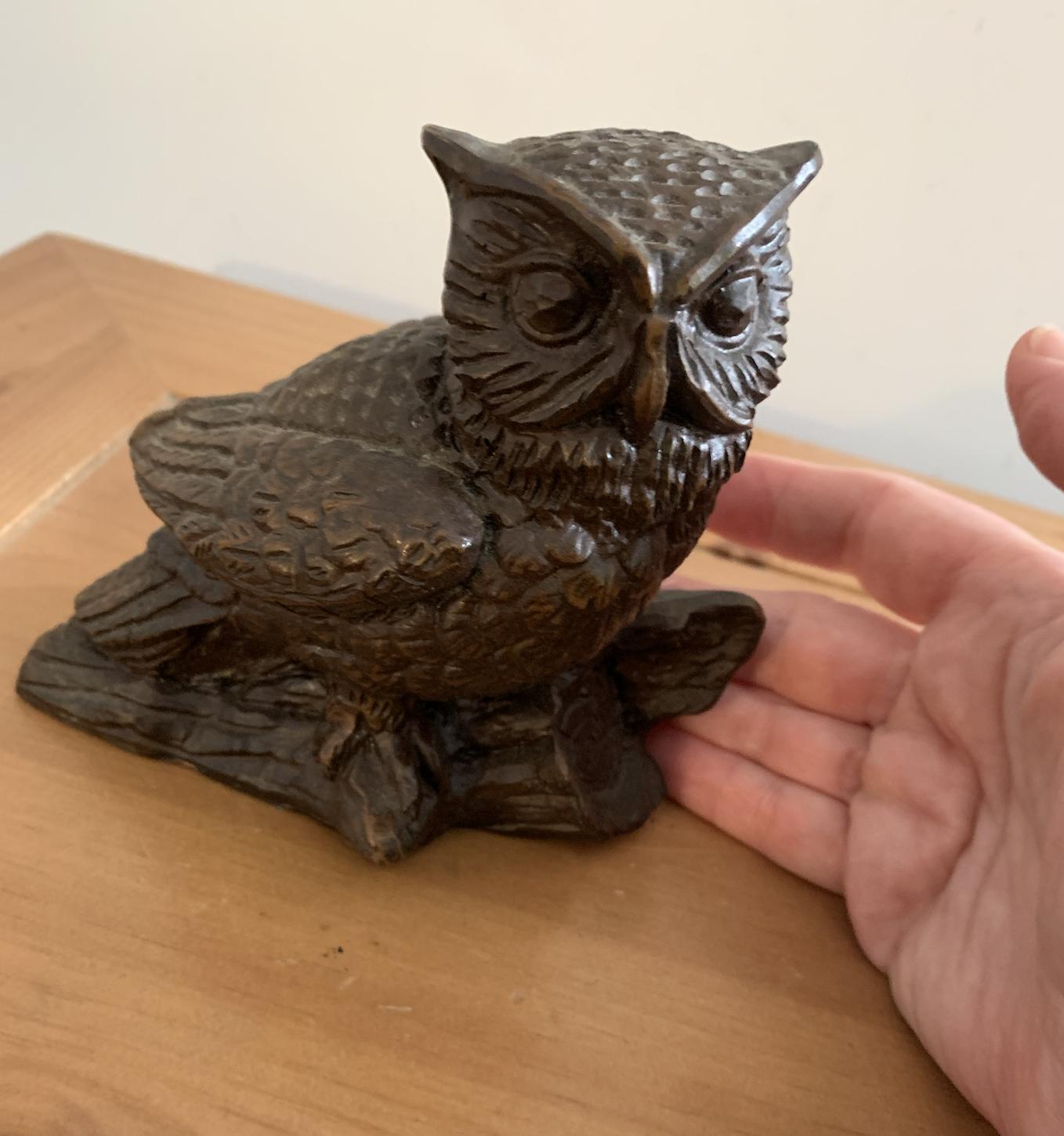 ミッドセンチュリーのフクロウの置物 - 素朴なフェイクウッド - 樹脂製